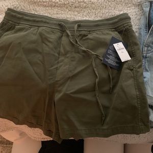 NWT: army green loose fitting gap shorts